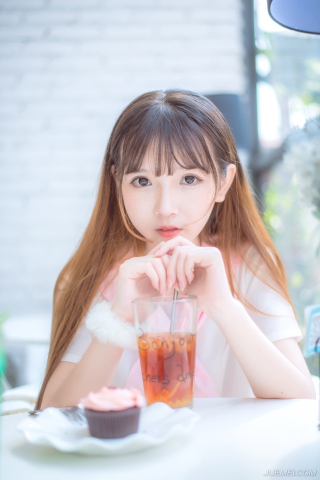 “兄长放心，我不会胡来，只是前线战报，兄长若是有暇，不妨书信于我如何？”庞统跟吕玲绮、赵云等人平辈论交，吕征身为吕玲绮的弟弟，虽然年纪差了不少，但仍旧是以平辈之礼相处。